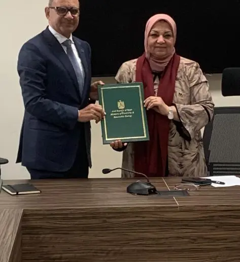 نقل الكهرباء توقع عقد تنفيذ خط هوائي باستثمارات 965 مليون جنيه